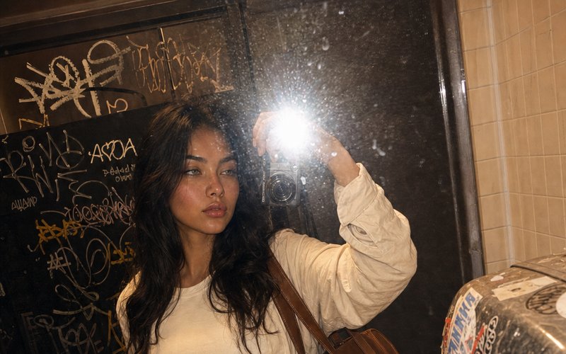 Soft-glam mode &mdash; warm amber glam scene